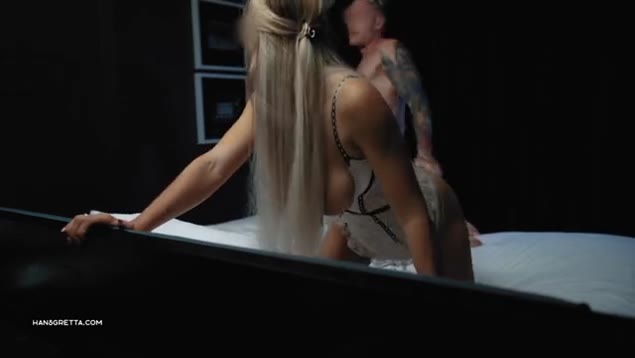 Schöne Blondine mit großen Titten springt aktiv auf dem Schwanz des Typen