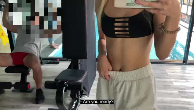 Die junge russische Schlampe riskiert es und bläst einem Typen im Fitnessstudio