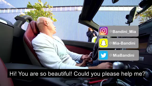 Zufällige Passantin lutscht mir den Schwanz im Cabrio und lässt sich vor aller Augen ficken