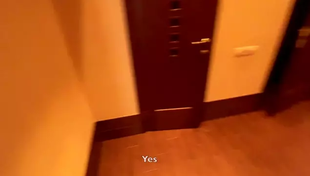 Die Frau meines Kumpels bläst mir einen, während ihr Mann am Tisch wartet