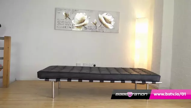 Konnte nicht auf ihren Mann warten und hat sich wieder mit den Fingern zum Orgasmus gebracht