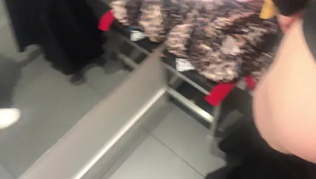 Sexhungrige Schlampe bläst dem Verkäufer in der Umkleide während des Lockdowns