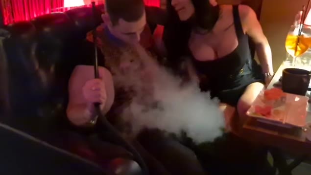 Hände rauchen Shisha, während das Mädchen seine Zigarre lutscht – Porno-Leak