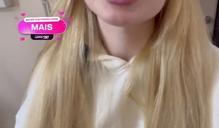 Russische Blondine hält beim Heimsex ihre Muschi für den Fick hin