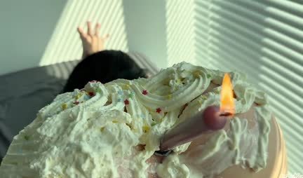 Süßer Arsch nimmt harten Schwanz in POV-Porno