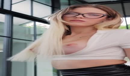 Russische Blondine in Brille zieht den Ledermini hoch für geilen POV-Sex