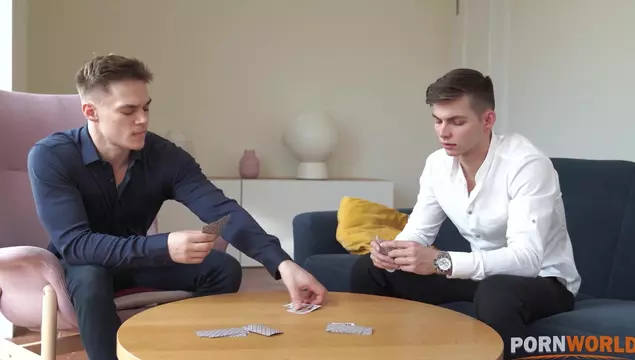 Der junge Leo Ahsoka erhält doppelte Penetration von einem Mann und seinem Freund