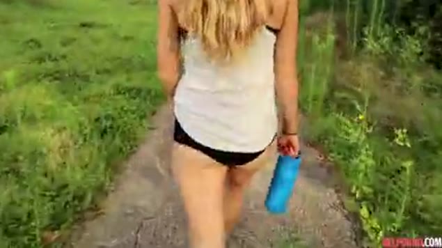 Reizende Blondine bläst den Schwanz geil im Freien