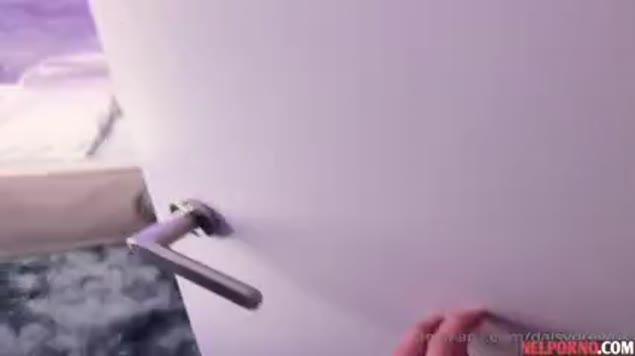 Junge Schlampe mit großen Titten dreht privaten Sex mit dem Typen
