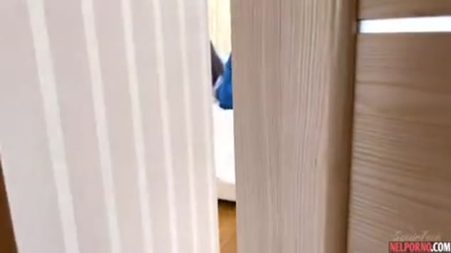 Hausporno mit Mädchen mit prallem Arsch in zerrissenen Jeans