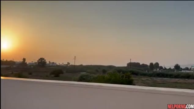 Mädchen mit großem Arsch fickt mit Typen bei Sonnenuntergang