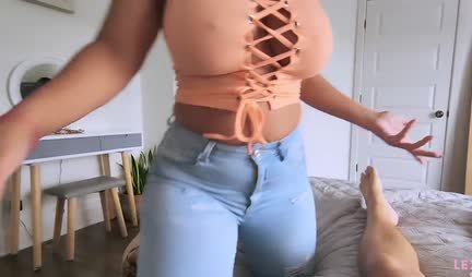 Devi mit großem Arsch sitzt auf dem Schwanz und will mehr Lust