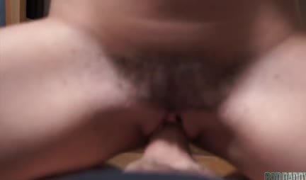 Schüchternes Mädchen mit haariger Muschi will richtig Spaß haben