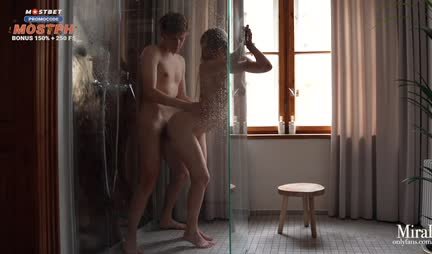 Russisches Mädchen liebt es, mit ihrem Freund unter der Dusche zu ficken