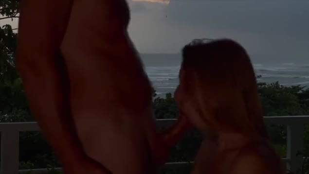 Wir gingen abends auf den Balkon, damit das Baby meinen Schwanz lutschen würde