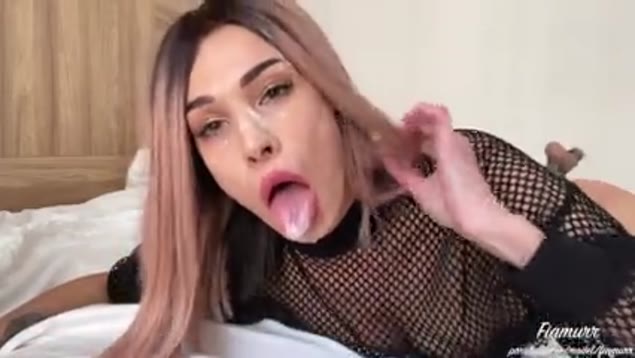 Junge Paare und Sex in der Höhle einer düsteren Blondine