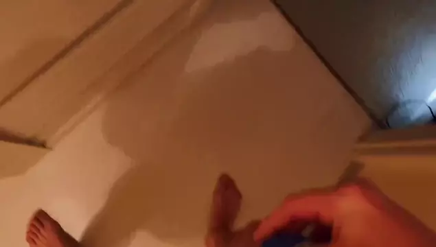 Stiefvater lenkte die junge Stieftochter vom Fitness ab und ließ sie seinen Schwanz lutschen