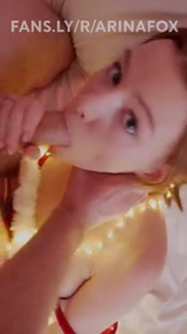Kleine Schwester schenkt Bruder zu Weihnachten einen heißen Blowjob