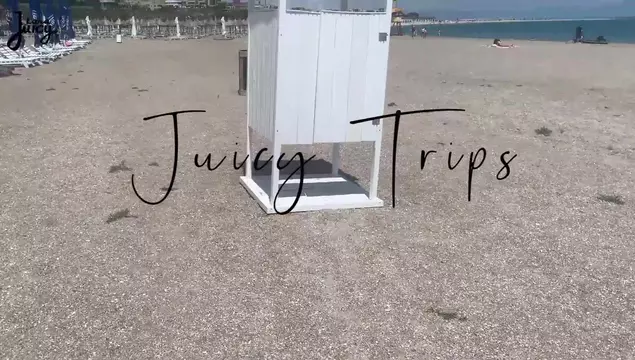Sie hat sich in der Kabine am Strand versteckt und sich die Muschi gewichst