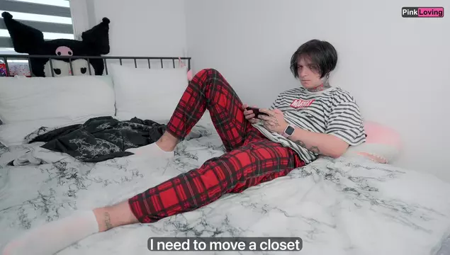 Die Stiefschwester nahm meinen Schwanz in den Mund, weil sie dachte, ich schlafe