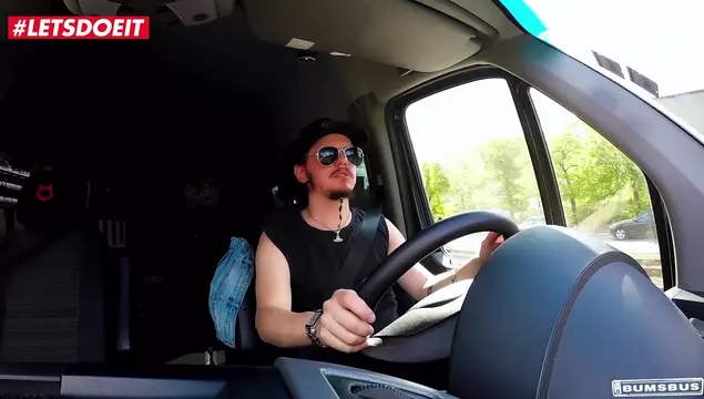 Winzige Blondine zieht sich aus und bläst dem Pickup-Typen im Van einen