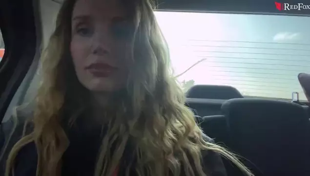Das Mädchen hielt es nicht bis nach Hause aus und fing an, sich auf dem Rücksitz des Taxis zu fingern