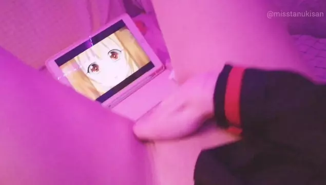 Junge Göre schaut Anime-Porno und streichelt ihre feuchte Muschi