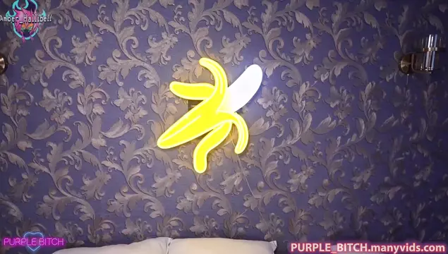 Cosplay-Mädchen lecken sich die Muschis und ficken mit einem großen Gummidildo